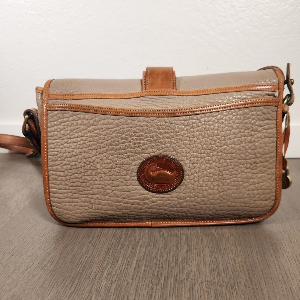 Vintage Dooney & Bourke All-Weather Leather Taupe Tan Crossbody Bag Purse Charm - Picture 4 of 16